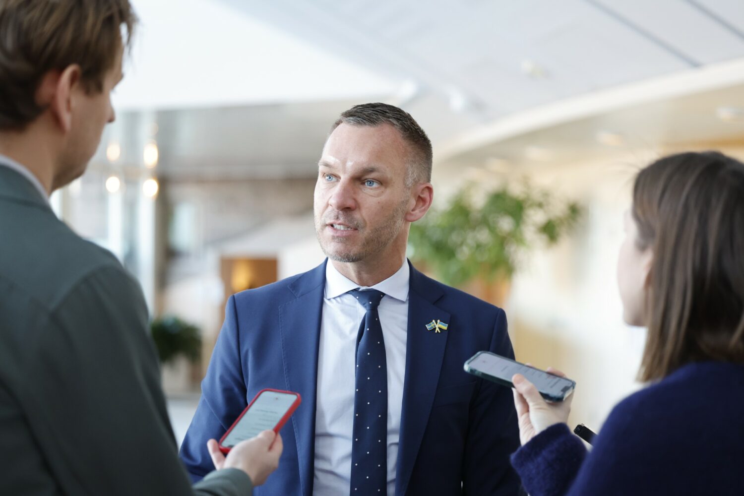 Här avslöjar SVT ministrarnas felaktiga meriter