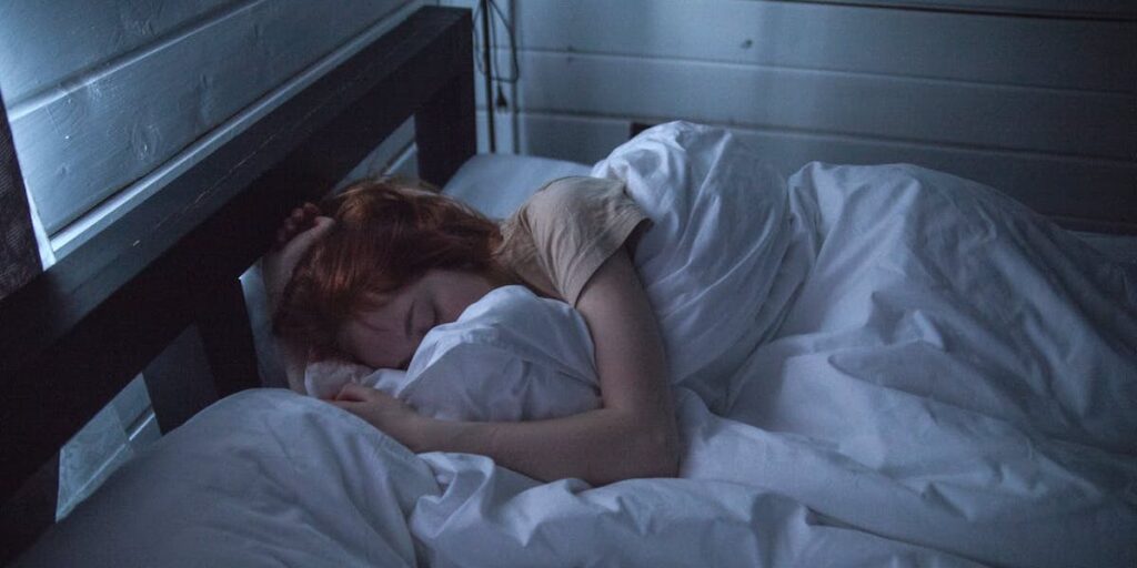 En kvinna sover i en säng