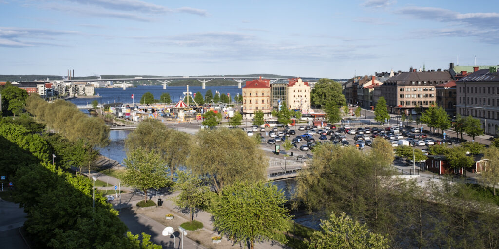 Vy över Sundsvall, med bland annat Sundsvallsbron, Stenstaden och Kulturmagasinet