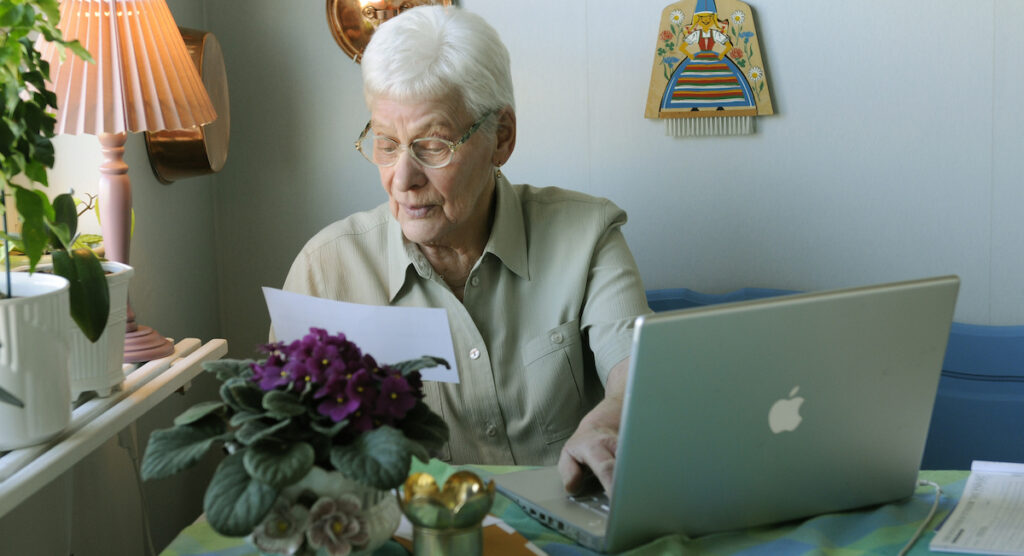 Enpensionär betalar räkningar på internet med bärbar dator, men en norsk studie visar att det är långt ifrån alla äldre som kan göra det utan att få hjälp.