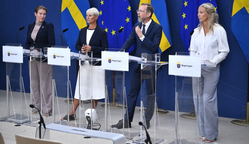 Gruppledare Lina Nordquist (L), äldre- och socialförsäkringsminister Anna Tenje (M), socialminister Jakob Forssmed (KD) och gruppledare Linda Lindberg (SD) håller en pressträff för att presentera lagrådsremissen om ett förstärkt högkostnadsskydd för tandvård