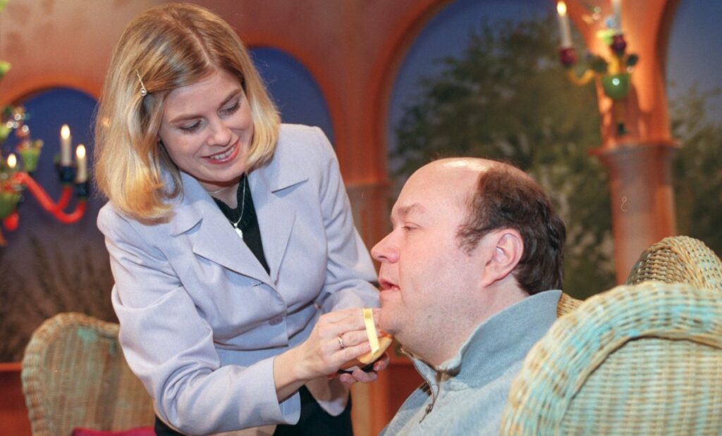 Pernilla Wahlgren och Uffe Larsson i tvprogrammet Söndagsöppet år 1998.