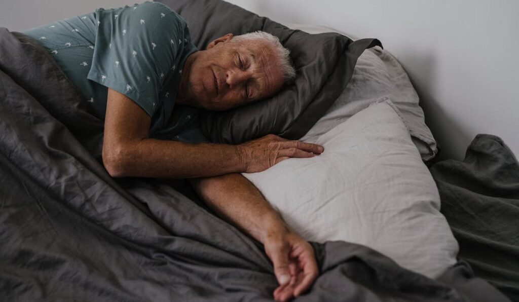 En man sover