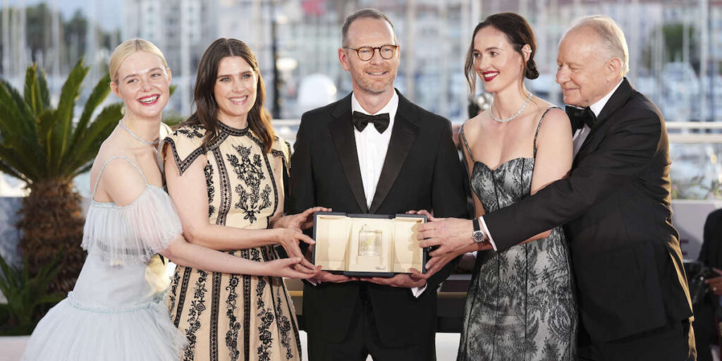 Regissören Joachim Trier, i mitten, vinnare av Grand Prix för filmen "Sentimental Value", med, från vänster, Elle Fanning, Inga Ibsdotter Lilleaas, Renate Reinsve och Stellan Skarsgård vid prisutdelningen på den 78:e internationella filmfestivalen i Cannes, södra Frankrike, den 24 maj 2025.