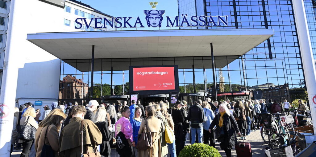 Besökare på väg in till Bokmässan. I dag började Bokmässan i Göteborg och de många besökarna kan frossa i både tryckta böcker och ljudböcker.