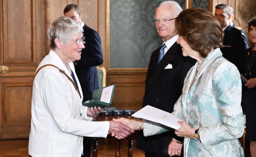 Författare Ingela Strandberg tar emot medaljen Litteris et Artibus av kung Carl Gustaf och drottning Silvia vid en ceremoni på Stockholms slott i juni 2024