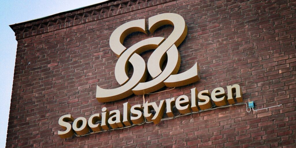 Socialstyrelsens logga på fasad.