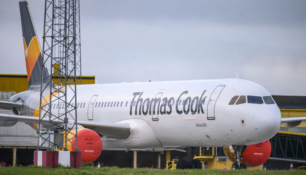 En Airbus A321-200 tillhörande Thomas Cook Airlines parkerad med övertäckta motorer på Malmö Airport efter konkursen