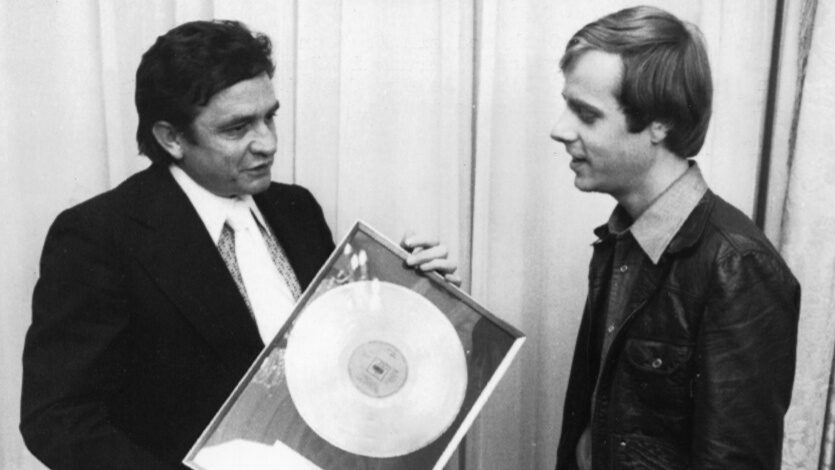 Klas Burling (till höger) delade ut en guldplatta till Johnny Cash. Arkivbild från 1971.